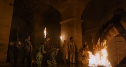 Del paso de Daenerys por Meereen, dos momentos marcan su manera de actuar ante los que se oponen a ella. Primero, se encuentra en Meereen con 163 niños esclavos crucificados. “A veces es importante contestar a la injusticia con clemencia”, le dice su consejero, Ser Barristan Selmy. “Yo responderé a la injustica con justicia”, responde Daenerys, que crucifica a un centenar de amos de esclavos, con independencia de si fueron los culpables de las crucifixiones o no en un lugar donde era legal la esclavitud. Segundo, tras la muerte de Selmy a manos de los Hijos de la Arpía, Daenerys detiene a tres amos y los lleva a donde están los dragones. Ahí deja que estos quemen a uno y se lo coman. No sabe si ese en concreto era culpable de la muerte de su consejero, pero manda así un mensaje a sus enemigos. “Igual todos sois inocentes, igual ninguno lo es”, dice.