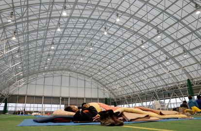 Un hombre descansa en un centro de evacuación, tras el tifón Hagibis en Japón, el 13 de octubre de 2019.