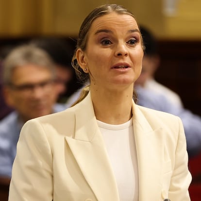 La presidenta del Govern balear, Marga Prohens, interviene durante un pleno en el Parlament balear, a 14 de noviembre de 2023, en Palma de Mallorca, Mallorca, Baleares (España). Los consellers del Govern empiezan a comparecer a partir de hoy para explicar las partidas presupuestarias con las que contarán cada uno de sus departamentos según el Proyecto de Ley de presupuestos para 2024, cuya cantidad asciende a 7.320,7 millones de euros, con un incremento del 2,6% respecto a los anteriores, y con una previsión de gasto social superior a los 4.000 millones de euros. Los primeros presupuestos de la legislatura del PP contienen incrementos especialmente en Educación, Salud y Educación. El gasto en estas tres áreas superará los 4.000 millones de euros.