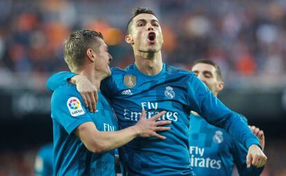 Kroos celebra su gol con Cristiano el s&aacute;bado en Mestalla.