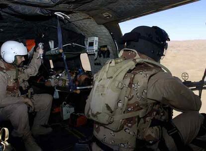 Soldados del contingente español en Afganistán participan en un simulacro de evacuación de heridos en Herat.