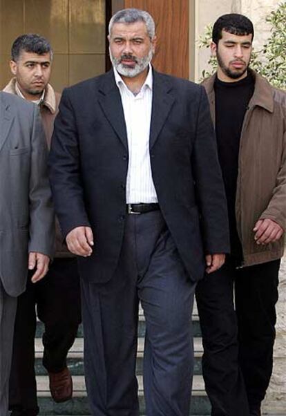 El líder de Hamás, Ismail Haniya, sale de una reunión ayer en Gaza.