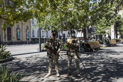 Fuerzas de seguridad chilenas hacen guardia en una calle de Santiago.