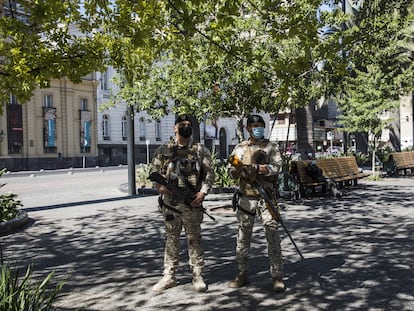 Fuerzas de seguridad chilenas hacen guardia en una calle de Santiago.