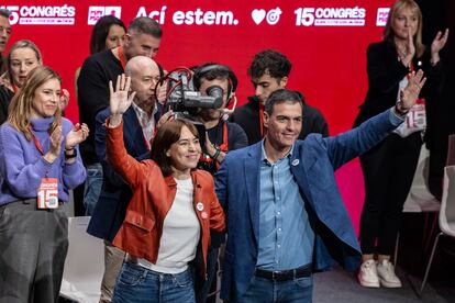 El secretario general del PSOE y presidente del Gobierno, Pedro Sánchez (d), y la ministra de Ciencia, Innovación y Universidades y líder del PSPV-PSOE, Diana Morant (i), este sábado en Valencia.