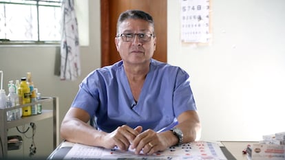 El doctor Carlos Arriola, en su consulta.