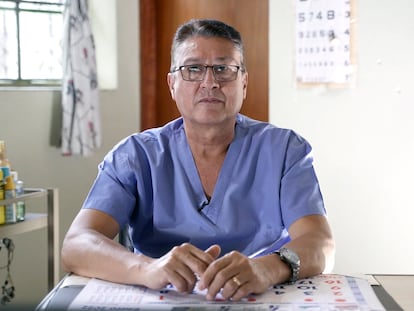 El doctor Carlos Arriola, en su consulta.