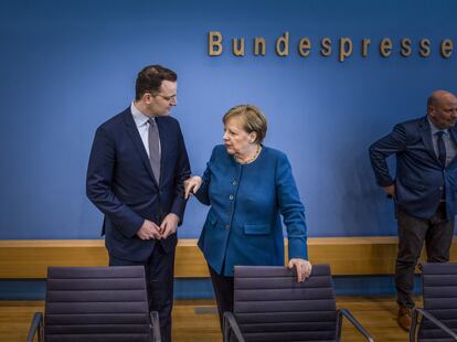 La canciller alemana, Angela Merkel y el ministro de Sanidad, Jens Spahn, el pasado 11 de marzo, en Berlín.
