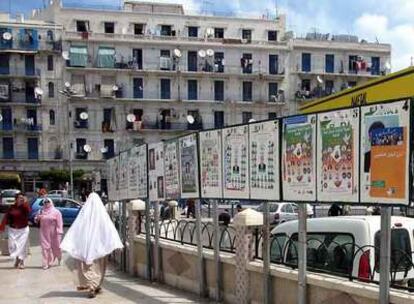 Varias mujeres pasean ante carteles electorales ayer en una calle de Argel.
