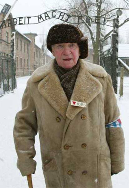 Michal Ziolkowski tiene 85 años y es uno de los pocos supervivientes de la locura perpetrada en Auschwitz que aún sigue con vida. En la foto, este ex prisionero de guerra atraviesa la puerta del antiguo campo de concentración y ahora museo en recuerdo del holocausto donde todavía sigue en pie la tenebrosa leyenda que colocaron los nazis: "El trabajo os hará libres".