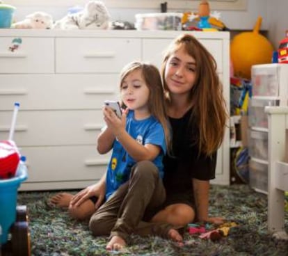 Fernanda Lensky resolveu ficar em casa para economizar com a escola do filho.