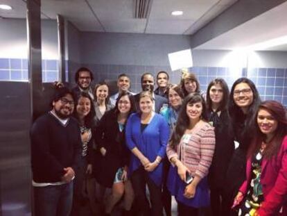 Mati González Gil (tercera por la derecha) posa junto a sus compañeros de la CIDH en la inauguración del primer baño de género neutral.