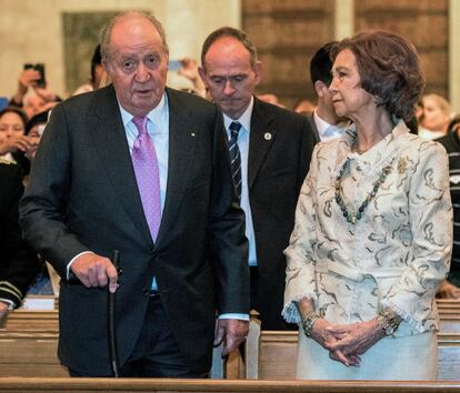 Los reyes Juan Carlos (i) y Sofía, en el interior de la cateral de Mallorca.