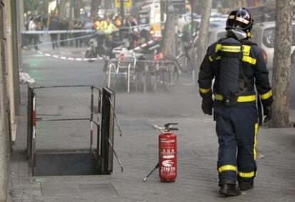 Un bombero trabaja para sofocar el incendio en la calle de Ríos Rosas.