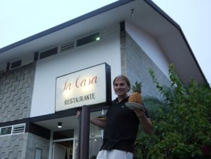 Alejandro Robaina ante el restaurante La Casa, en La Habana.