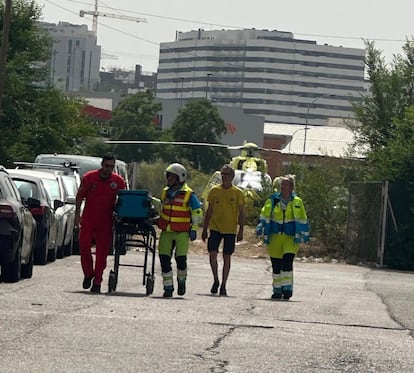 Traslado en helicóptero sanitario hasta el 12 de Octubre del herido en el accidente laboral en Arganda del Rey.