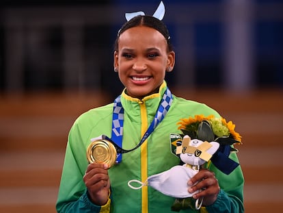 Rebeca Andrade exibe a medalha de ouro, dias após fazer história com a prata.