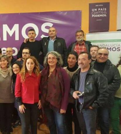 Trinidad Ortega, segunda por la derecha, con miembros de Podemos en Alcalá la Real (Jaén).