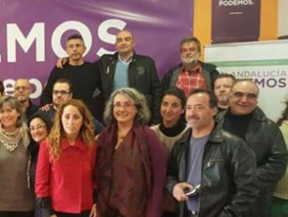 Trinidad Ortega, segunda por la derecha, con miembros de Podemos en Alcalá la Real (Jaén).