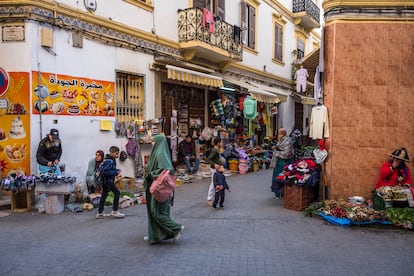Una calle comercial de la medina de Tánger, en diciembre de 2024.