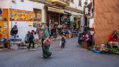 Una calle comercial de la medina de Tánger, en diciembre de 2024.