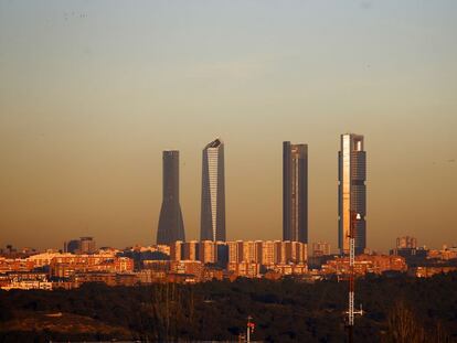 Vista de las Cuatro Torres desde la autov&iacute;a M-40. 