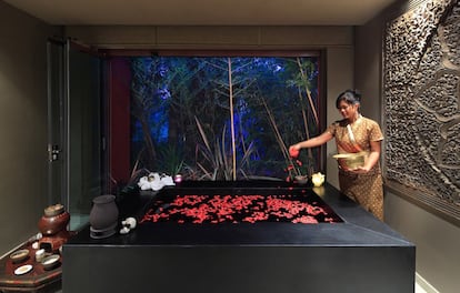 Escapada romántica. El hotel alicantino Asia Gardens Thai & Spa comercializa un paquete de San Valentín en el que los masajes orientales se combinan con una cena a la luz de las velas. Por 220 euros por persona y noche.