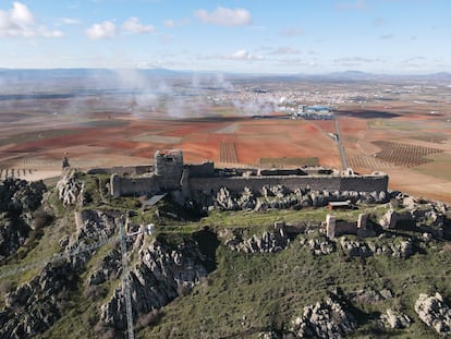 Vista del castillo de Mora (Toledo), en lo alto de una cresta rocosa, que fue de la Orden de Santiago