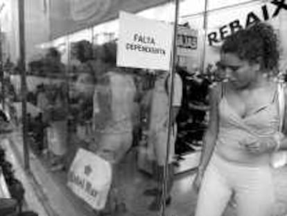 B 36163 - (02.08.2000) - Color - Carteles "Falta Dependienta" en comercios de Barcelona - Foto : Carmen Secanella -