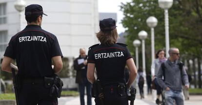 Una parella d'agents de l'Ertzaintza, de patrulla pels carrers de Sant Sebastià.