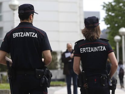 Una parella d'agents de l'Ertzaintza, de patrulla pels carrers de Sant Sebastià.
