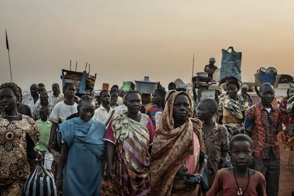 Las puertas del campo de refugiados de la Misión de Naciones Unidas en Sudán del Sur (UNMISS, por sus siglas en inglés) en Wau se abren al amanecer y se vuelven a cerrar al anochecer. Miles de personas refugiadas en él desde hace años intentan seguir con sus ocupaciones normales, como ir al colegio, trabajar, recoger leña o ir al mercado en la ciudad. En los periodos de máxima actividad, el campamento llega a acoger a 50.000 refugiados. Las organizaciones humanitarias, entre ellas la Organización Internacional para las Migraciones de Naciones Unidas, utilizan estas cifras como indicador de la seguridad en las zonas circundantes.