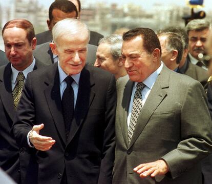 El presidente de Egipto Hosni Mubarak ( derecha) , conversa con su colega de Siria Hafez el Asad a la llegada de éste a El Cairo en visita oficial al país, en mayo del año 2000.