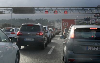 Atasco esta mañana, en la carretera de A Coruña.