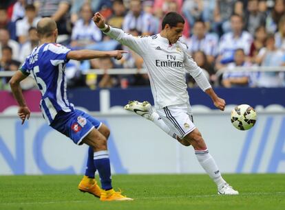 El delantero del Real Madrid Javier Hernandez "Chicharito" dispara a puerta ante la mirada de Laure.