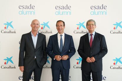 Gonzalo Gortázar, consejero delegado de CaixaBank, recibió ayer el Premio Esade 2023 en el marco de la celebración de la XXVII Jornada anual Esade Alumni, que reunió a unos 1.000 antiguos alumnos de la escuela de negocios, en el Teatro Nacional de Cataluña. El máximo responsable de la entidad fue reconocido por su liderazgo responsable y por su apuesta para avanzar hacia una economía sostenible. La institución educativa destaca también su compromiso con la responsabilidad social y la diversidad. En la imagen de izquierda a derecha: Daniel Sánchez, presidente de Esade Alumni, Gonzalo Gortázar, consejero delegado de CaixaBank y Xavier Mendoza, director general de Esade