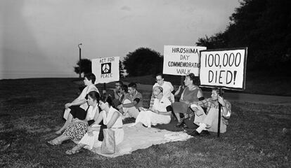 Pequeña concentración en recuerdo de Hiroshima.