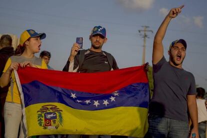 Tres estudiantes opositores hoy en Caracas.