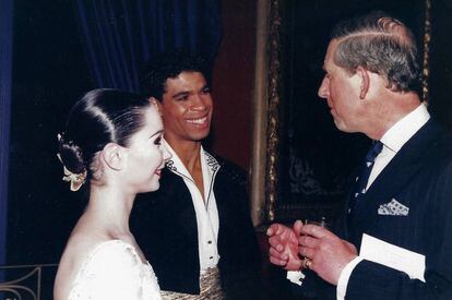 En el Royal Albert Hall, saluda a Carlos de Inglaterra con Tamara Rojo.