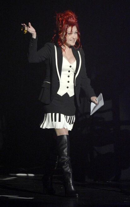 Cindy Lauper, con un vestido muy musical.