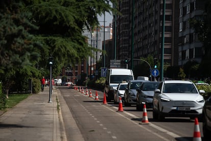 El carril bici de la avenida Isabel la Católica, poco antes de empezar las obras de desmantelamiento, este miércoles.