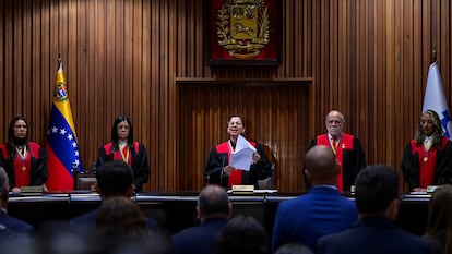 Tania D'Amelio, presidenta de la Corte Suprema de Justicia de Venezuela, lee la declaración que impone una multa a TikTok, en Caracas (Venezuela) el 30 de diciembre de 2024.