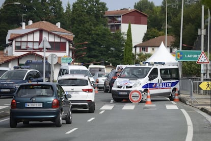 Control mixto de agentes españoles y franceses, visiblemente armados, en Behobia, que colapsa las carreteras y genera imporantes retenciones.