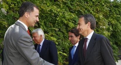 Don Felipe saluda a Zapatero, en presencia de Aznar y González, al llegar al Instituto Elcano.