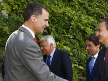 Don Felipe saluda a Zapatero, en presencia de Aznar y González, al llegar al Instituto Elcano.