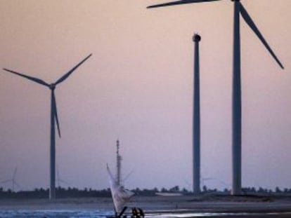 Molinos de viento en Prainha do Canto Verde. / YASUYOSHI CHIBA (AFP)