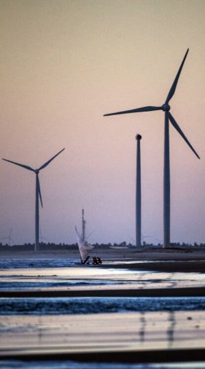 Molinos de viento en Prainha do Canto Verde. / YASUYOSHI CHIBA (AFP)