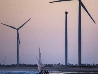 Molinos de viento en Prainha do Canto Verde. / YASUYOSHI CHIBA (AFP)