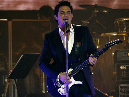 Alejandro Sanz, en un momento del recital de presentación de su nuevo disco, en el Círculo de Bellas Artes de Madrid.