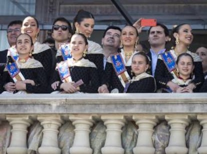 El presidente de Ciudadanos hace fotos con su móvil en el balcón del Ayuntamiento, donde ha presenciado la 'mascletà'.